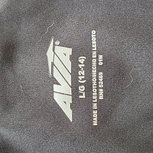 Black yoga pants that come to the knee. They have 2 side pockets - Picture 4 of 6